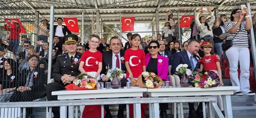 Kaymakamımız Sayın Mahmut Nedim TUNÇER, Kıymetli Eşi Aysel TUNÇER, Buca Stadında 23 Nisan Ulusal Egemenlik ve Çocuk Bayramı..
