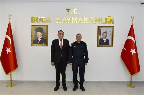 Kaymakamımız Sayın Mahmut Nedim TUNÇER, İzmir İl Jandarma Komutanı Tümgeneral Dr. Metin DÜZ’ü makamında ağırladı.