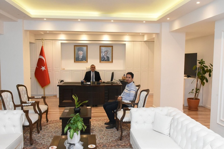 Kaymakamımız Sayın Mahmut Nedim TUNÇER, İlçemiz Hüseyin Avni Ateşoğlu İlkokulu Müdür Yrd. Yasin AKAY’ın ziyaretini makamında kabul etti.