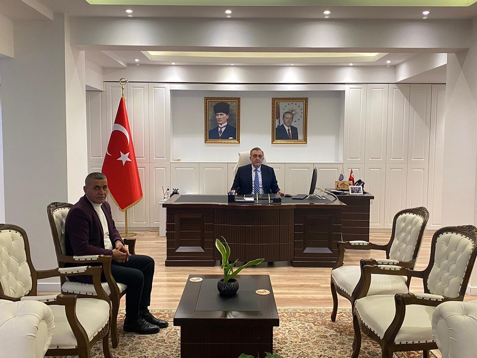 Kaymakamımız Sayın Mahmut Nedim TUNÇER, Buca Muhtarlar Derneği Başkanı Zafer Mah. Muhtarı Faruk SIĞAK’ ın ziyaretini makamında kabul etti.