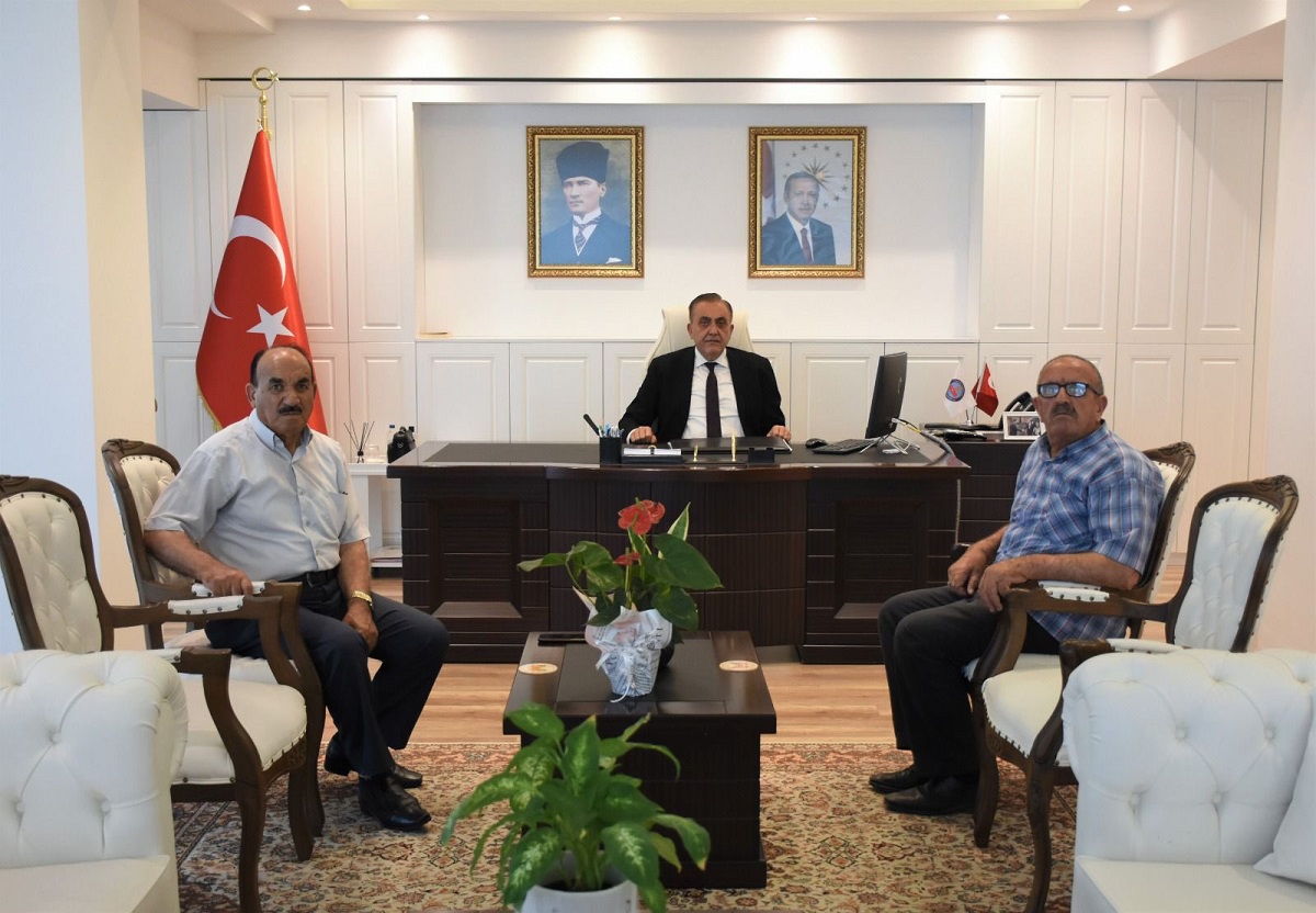 Kaymakamımız Sayın Mahmut Nedim TUNÇER, İzmir Ardahan Göle Tahtakıran Köyü Dayanışma ve Yardımlaşma Derneği Başkanı Muzaffer SARITAÇ..