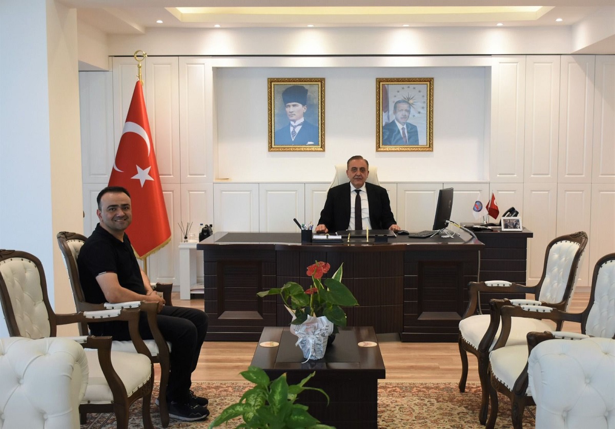 Kaymakamımız Sayın Mahmut Nedim TUNÇER, İlçemiz Esnaflarından Ahmet KARAKURT'un ziyaretini makamında kabul etti.